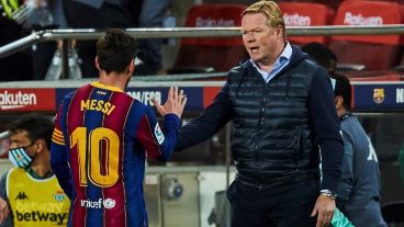 Messi le respondió a Koeman en el segundo tiempo. El DT habló de molestias.