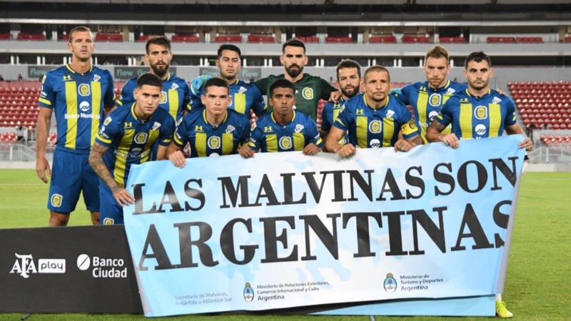 El equipo canalla posó con la bandera en homenaje a la primera vez que la bandera Argentina flameó en Malvinas