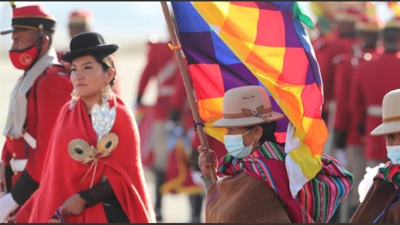 En las calles de Bolivia flameaba la Wiphala.