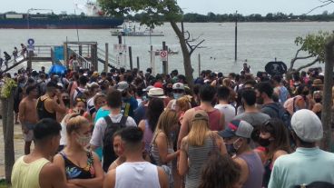 Una larga cola a la espera del cruce.