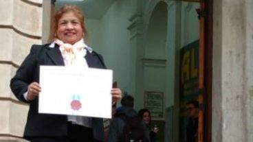 Marleni en la Facultad de Derecho de la UNR con su titulo de abogada.