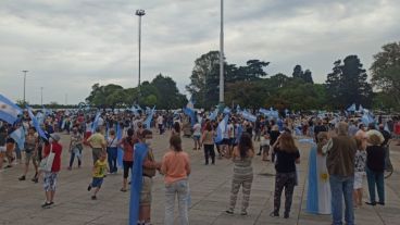 Ruidosa concentración en el Monumento.