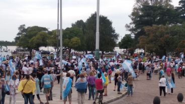Ruidosa concentración en el Monumento.