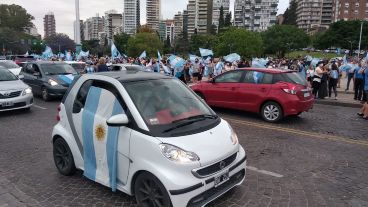 Ruidosa concentración en el Monumento.