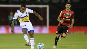 Villa, que vuelve, perseguido por Pablo Pérez. (Héctor Río/Pool Argra)