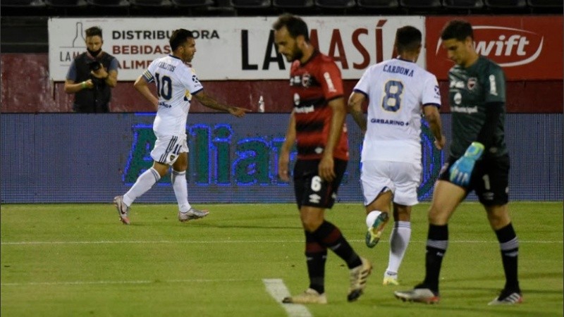 Tevez ya gambeteó a Aguerre y puso el 1-0 en el Coloso. (Marcelo Manera/Pool Argra)