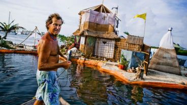 Está compuesta por paneles solares, un baño seco ecológico, además de una máquina para lavar la ropa que se balancea con el movimiento de las olas del mar