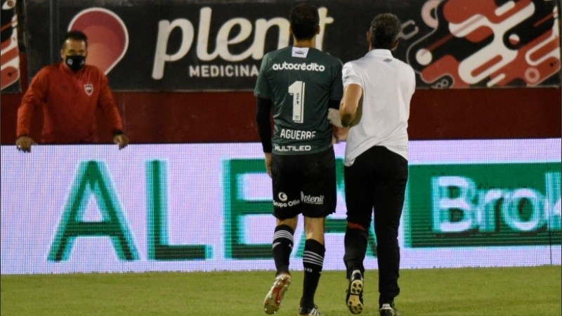 Aguerre sale lesionado tras chocar con Tévez (Marcelo Manera / Pool Argra)