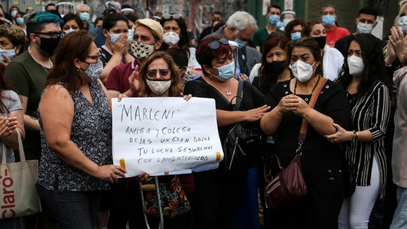 Gran concentración de personas en el Heca para despedir a Marleni. 