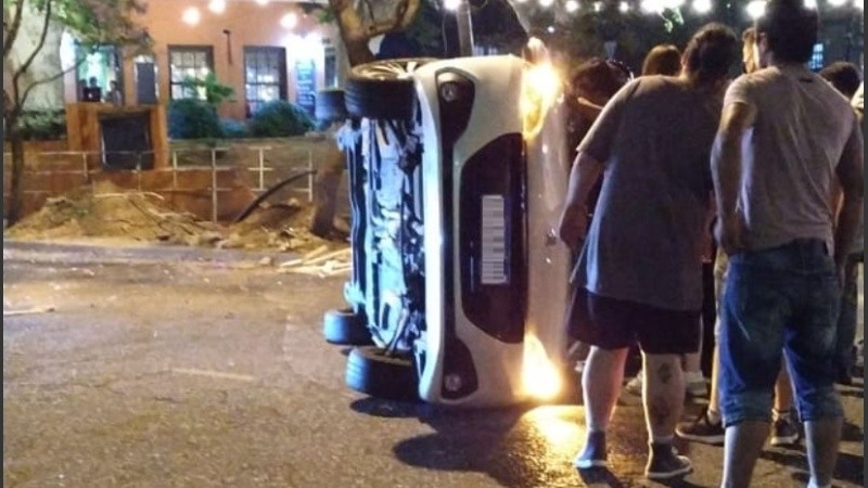Así quedó el auto, volcado frente a un bar frente al Parque España.