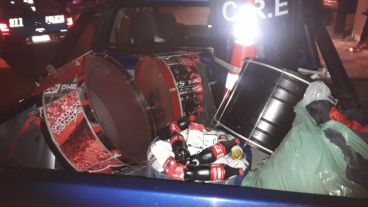 Bebidas, bombos y hasta pirotecnia incautada.