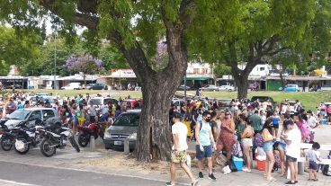 Mucha gente se aglomeró en la zona de La Florida y en los muelles para cruzar el río.