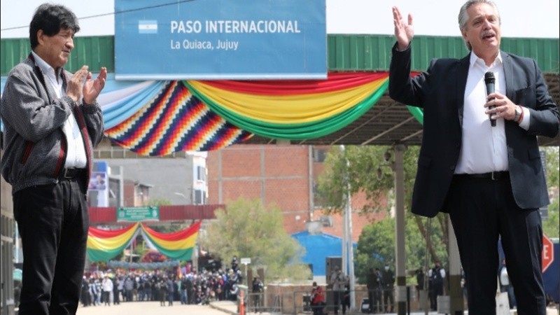 El presidente Alberto Fernández y el exmandatario boliviano, Evo Morales en el Paso Internacional La Quiaca.