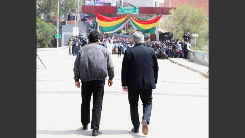 El presidente Alberto Fernández acompañando al exmandatario boliviano, Evo Morales a cruzar la frontera hacia su país. 
