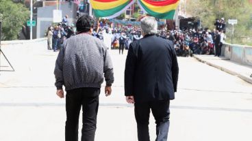 El presidente Alberto Fernández acompañando al exmandatario boliviano, Evo Morales a cruzar la frontera hacia su país.