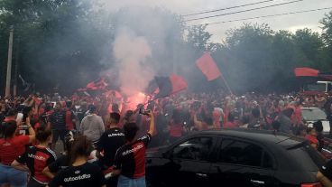 Los hinchas de Newell's se reunieron en el predio Jorge Griffa para despedir al plantel rumbo al estadio.