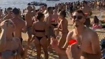 En la isla hubo fiesta y baile sin respeto por el distanciamiento.