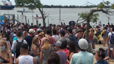 Durante el fin de semana hubo largas colas, sin distanciamiento, para embarcar rumbo a las islas.