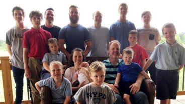 Los Schwandt recibieron a su primera niña, luego de 14 hijos varones.