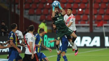 Ayala tuvo un rendimiento dispar ante River: sacó varias pelotas, pero falló en la expulsión de Laso.
