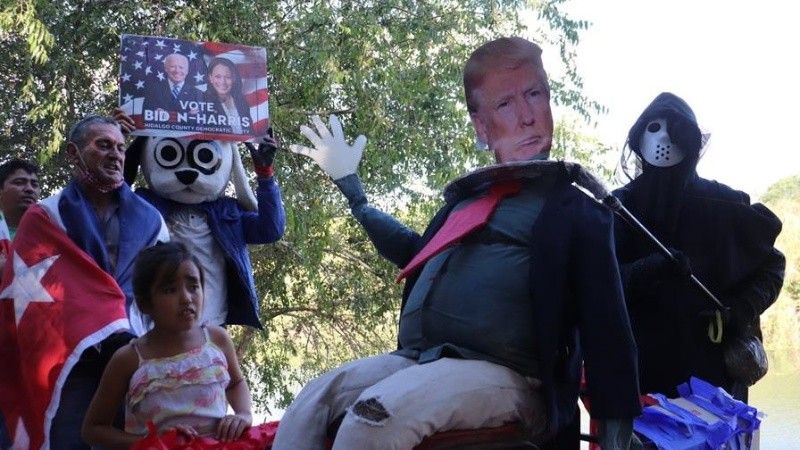 Migrantes centroamericanos celebran la derrota de Trump en las elecciones.