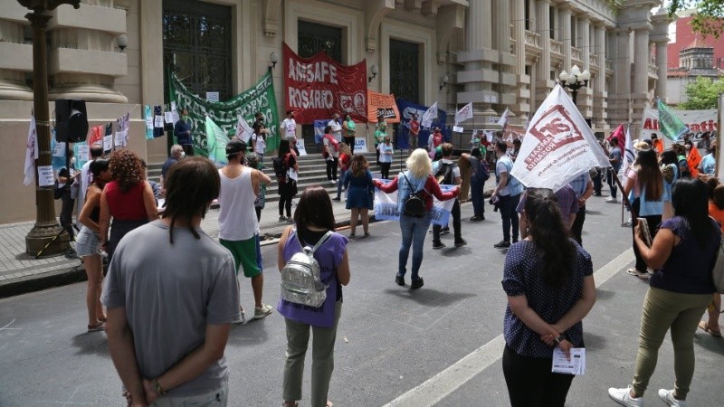 En Rosario, la jornada nacional de reclamo se realizó en la escalinata de Gobernación.