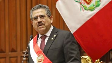 "El primer compromiso es ratificar nuestra convicción democrática", dijo Merino.