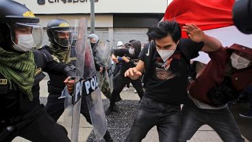 Protestas con disturbios cerca del acto de jura.