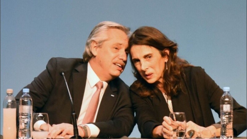 La exministra María Eugenia Bielsa junto al presidente Alberto Fernández.