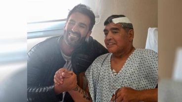 Maradona y Luque posaron tras una nueva intervención quirúrgica que el Diez deja atrás