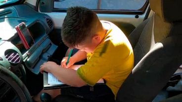 "La camioneta es el único lugar donde tengo Wi Fi" aclaró Alexis de 10 años