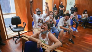 La fotografía de Alan Monzón (Rosario3) que integra la muestra de Argra. La imagen retrata la sentencia por el doble homicidio de David Campos y Emanuel Medina.