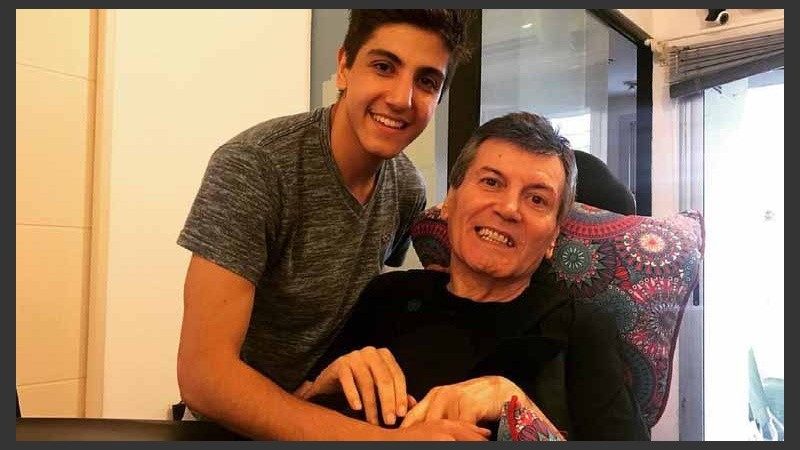 Su hijo Facundo posteó en sus redes una foto junto a su padre para desmentir que su salud hubiera empeorado. 