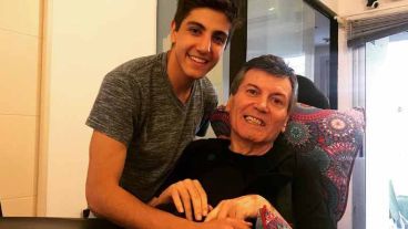 Su hijo Facundo posteó en sus redes una foto junto a su padre para desmentir que su salud hubiera empeorado.