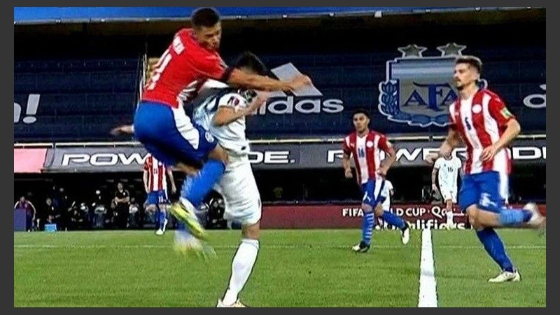 Tras el impacto, Palacios quedó tirado en el piso casi sin poder moverse