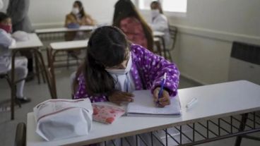 El gobierno provincial admitió que analiza extender el cursado escolar en el segundo semestre del año.