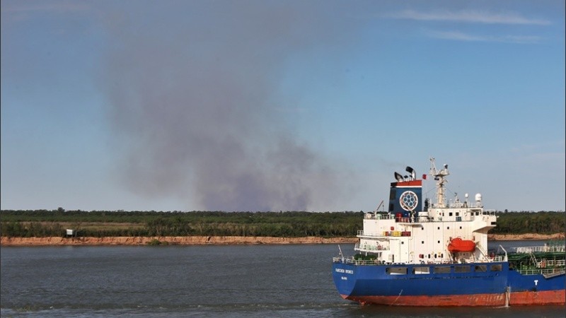 El humo frente a la costa central de Rosario.
