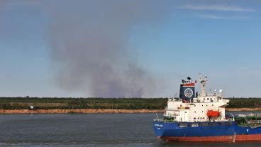 El humo frente a la costa central de Rosario.