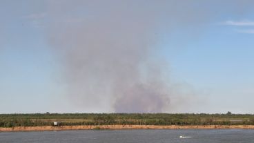 Los incendios volvieron a las islas frente a Rosario.