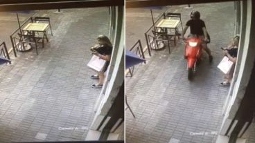 La muchacha ni registra al ladrón que se acerca.