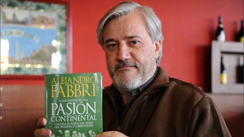El periodista Alejandro Fabbri con uno de sus libros sobre fútbol. 