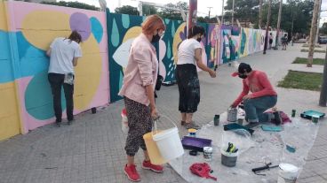 Florecen murales en La Sexta: el extenso trabajo que comenzó a pintarse el último sábado en el paredón de Berruti 2080,