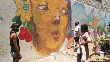 Florecen murales en La Sexta: una captura del patio de la escuela Florentino Ameghino.