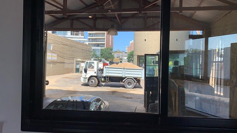 Empezaron a salir camiones con arena