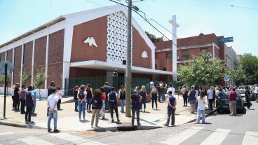 El abrazo a la escuela de los compañeros de Juan