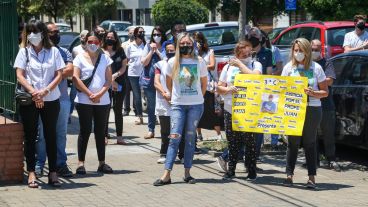 El abrazo a la escuela de los compañeros de Juan