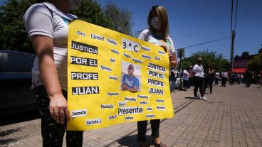 El abrazo a la escuela de los compañeros de Juan.