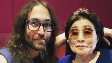 Sean Lennon tomó esta foto junto a Yoko Ono en 2018. "Tener a mamá en el estudio se siente norma. Esta mujer me enseñó todo", escribió el músico.