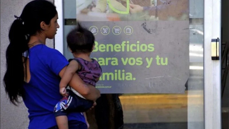 La AUH es un derecho que alcanza a chicas y chicos de hasta 18 años de edad, cuya madre o padre son desocupados, trabajadores no registrados, del servicio doméstico o monotributistas sociales.