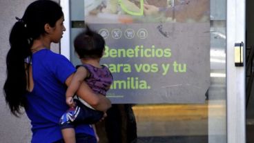 La AUH es un derecho que alcanza a chicas y chicos de hasta 18 años de edad, cuya madre o padre son desocupados, trabajadores no registrados, del servicio doméstico o monotributistas sociales.